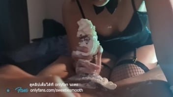 18 歲真正的泰國色情剪輯甜陰莖因為生奶油泰國女孩在她的陰莖上倒生奶油捉風箏。 非常美味。 它應該在嘴裡爆炸。