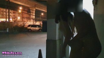 今天的 18 內容 Pornhubthailand 視頻剪輯 X 在糟糕的經濟中免費提供 重要的其他人邀請他的妻子在街上賣她的陰道。 對於酷客，讓丈夫站在燈柱旁邊操。